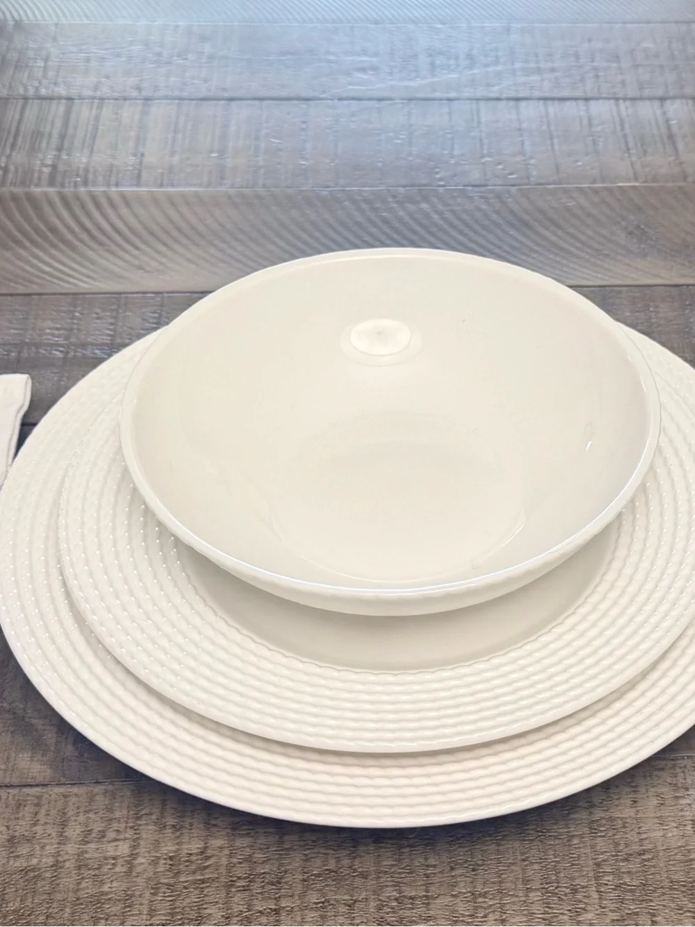 Kate Spade New York Wickford by Lennox 12 Piece Dinnerware Set. Service for 4.
